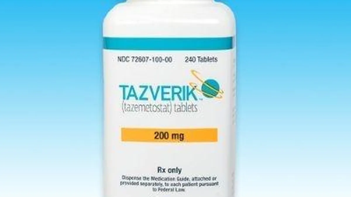 患者通过手机查询国家药监局网站关于他泽司他的审批信息